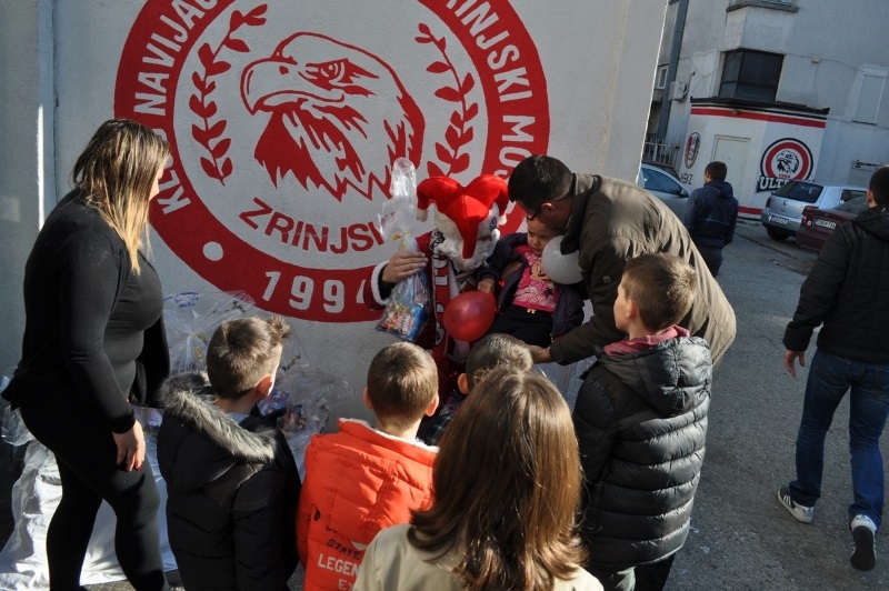 KN Ultras-Zrinjski Djed Božićnjak (44).JPG