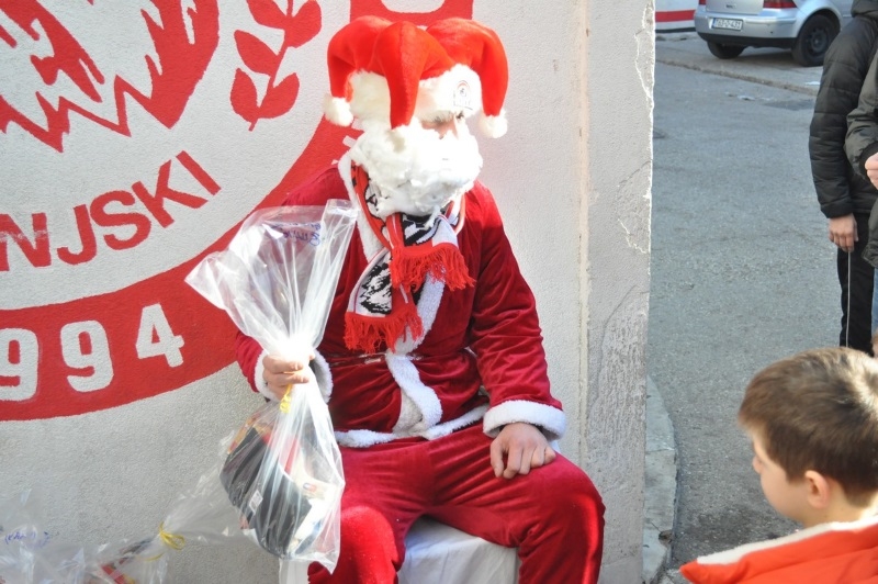KN Ultras-Zrinjski Djed Božićnjak (9).JPG